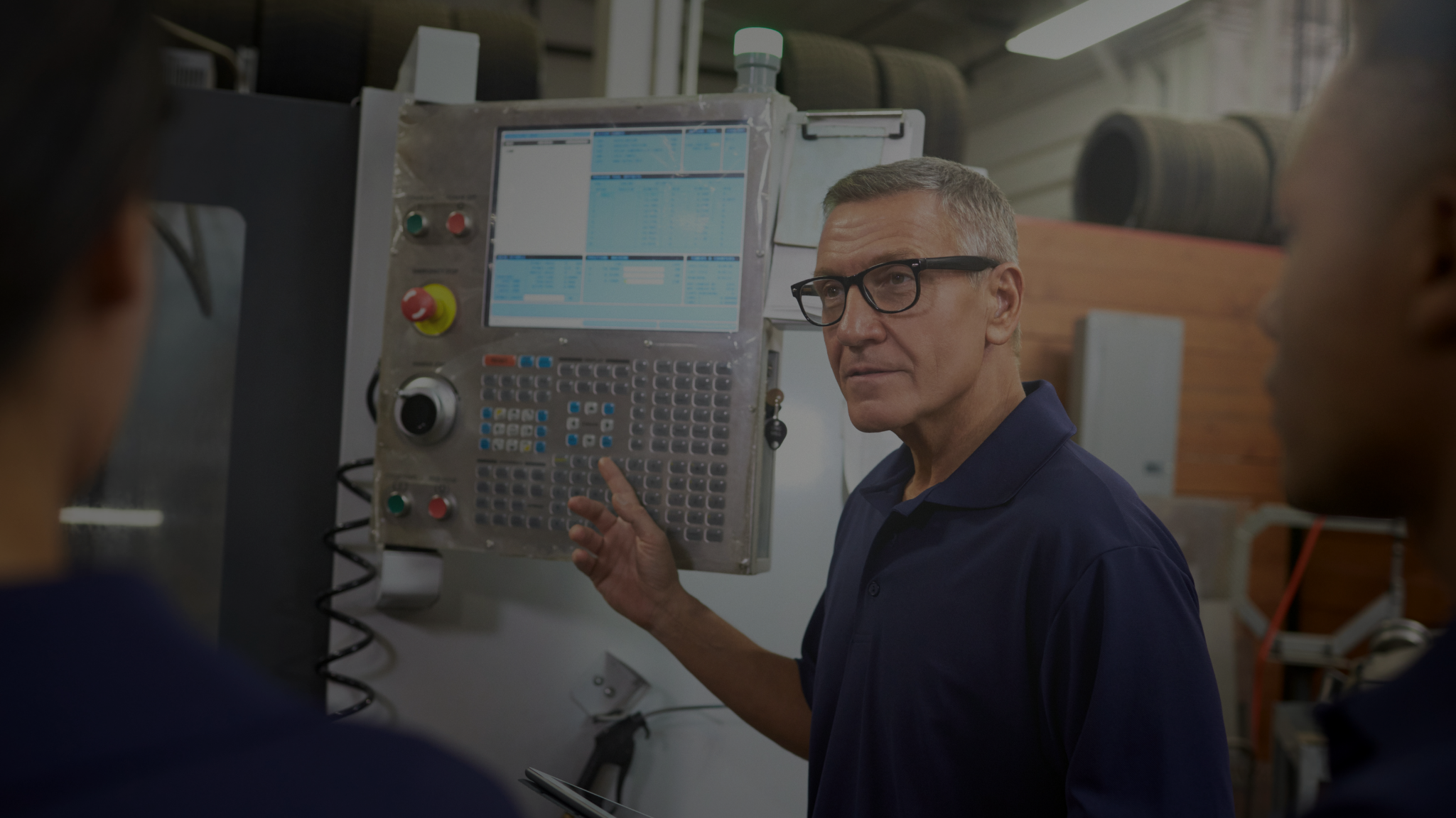Operatore usa CNC Simulator Pro